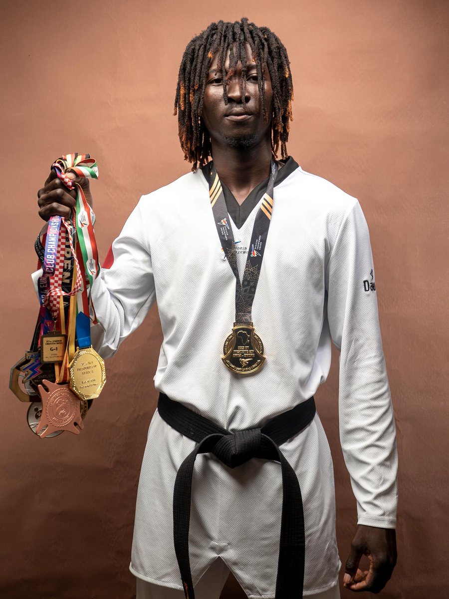 BetelCasimir's tweet photo. Chaque médaille remportée aujourd’hui est le fruit des rêves que je nourrissais pour le Tchad quand j’étais enfant.

J’ai dû faire preuve d’un travail acharné, de sacrifices personnels : plusieurs jours sans manger, des nuits écourtées, des blessures et même du sang versé sur le tatami pour arracher chaque médaille pour la fierté de ma patrie.

Le chemin est encore long ; il faut aussi reconnaître que c’est le seul qui mène à un objectif bien précis.

JOYEUX ANNIVERSAIRE À MOI 🖤🎊🎂