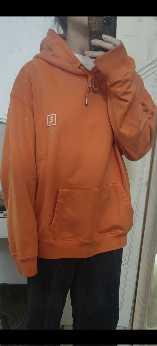 나 아직 밖에서 한번도 안 입어봤는데.. 
姐妹們 我們說好的抱抱😭😭
i haven't worn this orange wooyoungmi hoodie outside..