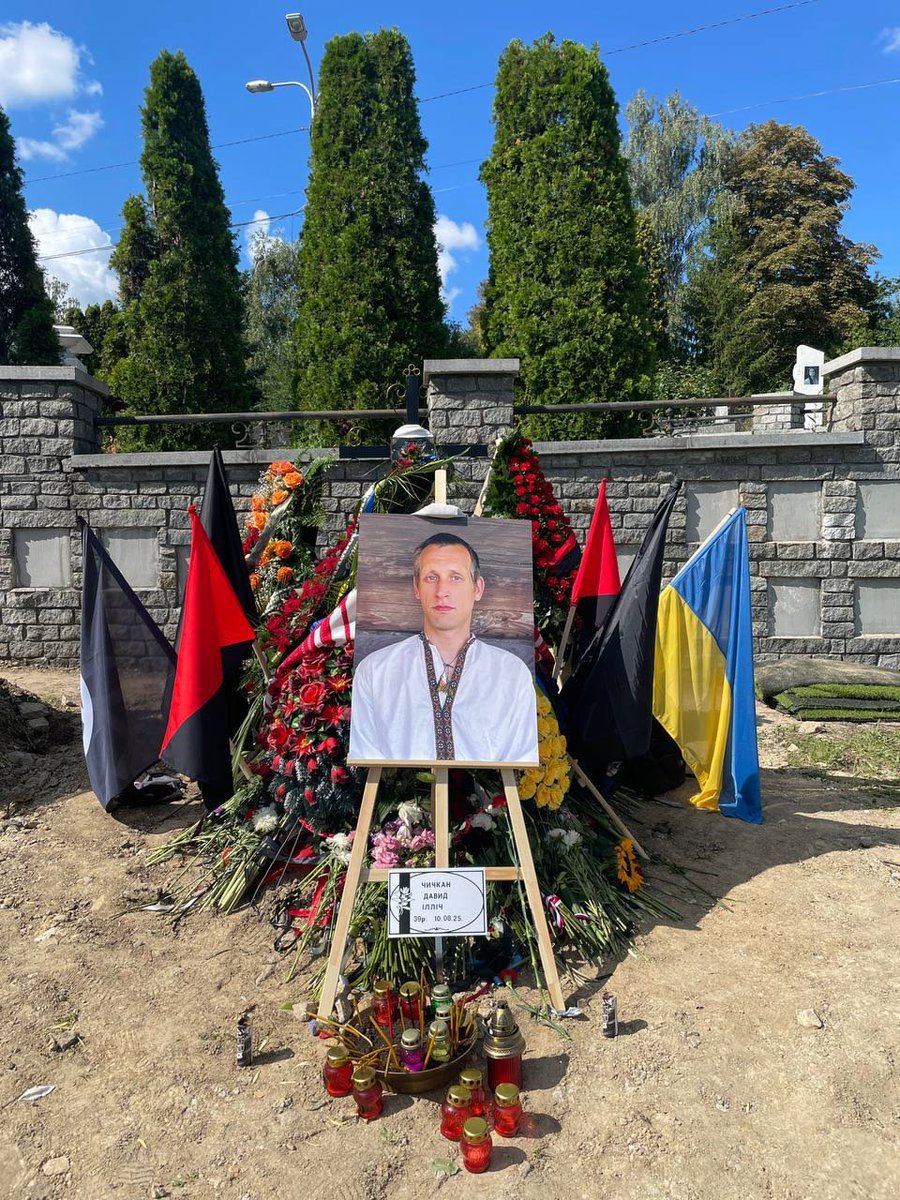 bad_immigrant's tweet image. Hundreds visited funerals of anarchist, anti-fascist and painter David Chichkan in #Kyiv on Monday with commemoration event taking in place at Maidan in center of the city.

#DavidChichkan #Anarchism #Ukraine