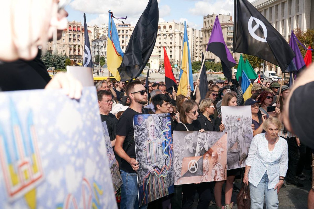 bad_immigrant's tweet image. Hundreds visited funerals of anarchist, anti-fascist and painter David Chichkan in #Kyiv on Monday with commemoration event taking in place at Maidan in center of the city.

#DavidChichkan #Anarchism #Ukraine