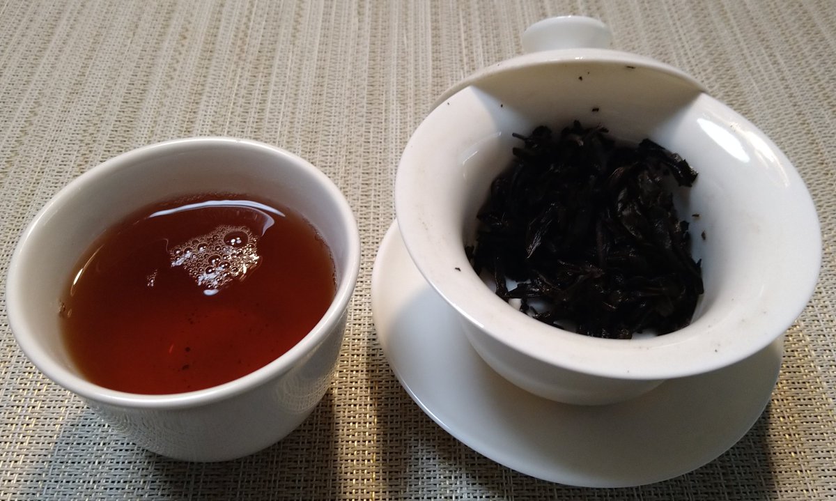武夷岩茶、特級武夷水仙。
香ばしいのり香。崩れた茶葉の多いところだったが、渋みはほとんどなくまろやか