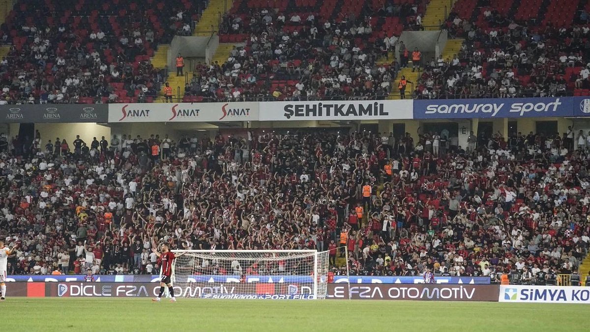 İnananlar Ordusu!

Savaşmaktan kaçmayacağız, Asla vazgeçmeyeceğiz. Omuz omuza Cumartesi günü 21.30’da takımımızın Gençlerbirliği’ni ağırlayacağı maçta Güney Kale Arkasında yerimizi alacağız. 

#ForzAntepGrubu
