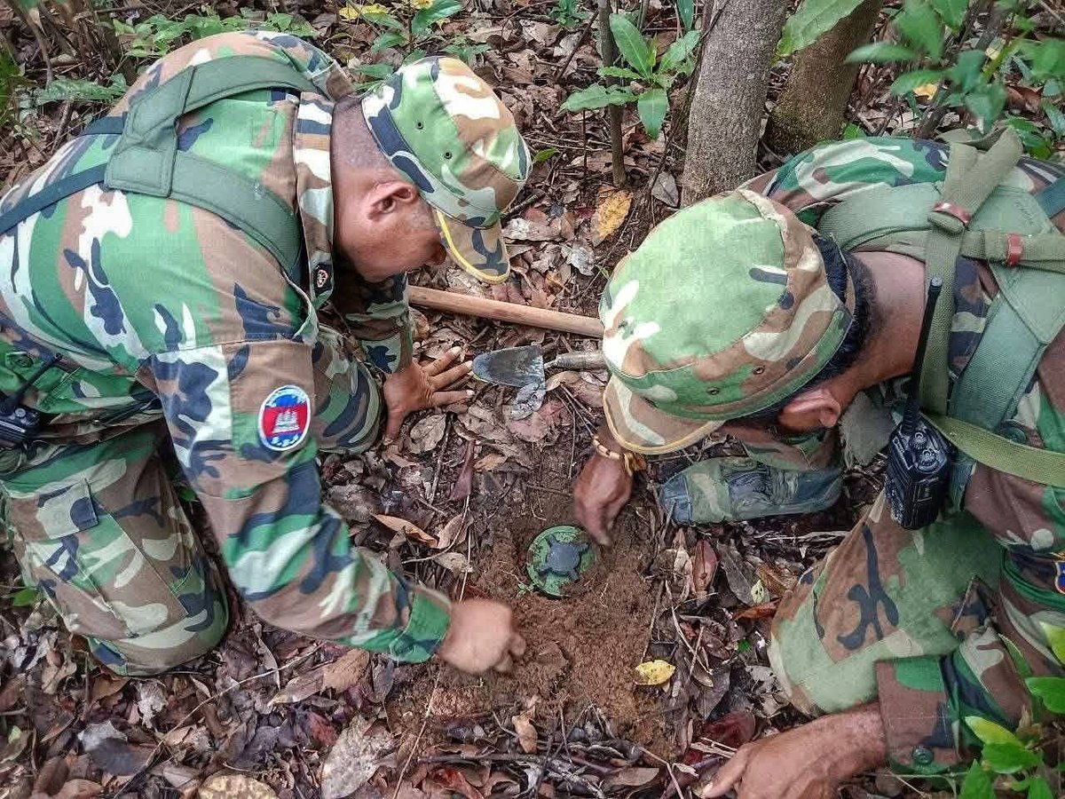 Un_unnika's tweet photo. 🚨 Breaking: Cambodian troops exposed using PMN-2 landmines at Phu Makua - a serious breach of international law.
⚓ Thai Navy has taken immediate action to protect soldiers and civilians.
⚖️ This is a crime against humanity.

#TruthFromThailand
#CambodiaWarCriminal https://t.co/iGrArI5R9K