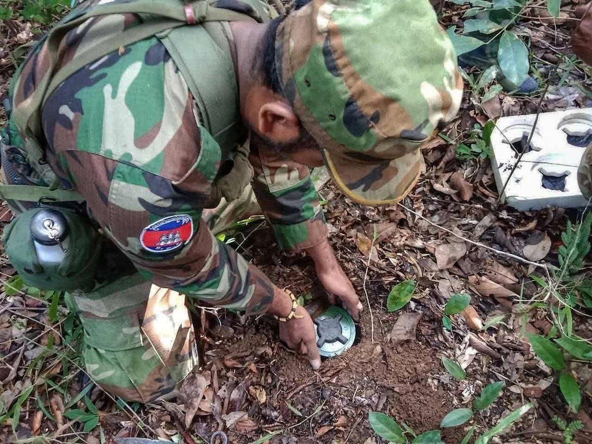 Un_unnika's tweet photo. 🚨 Breaking: Cambodian troops exposed using PMN-2 landmines at Phu Makua - a serious breach of international law.
⚓ Thai Navy has taken immediate action to protect soldiers and civilians.
⚖️ This is a crime against humanity.

#TruthFromThailand
#CambodiaWarCriminal https://t.co/iGrArI5R9K
