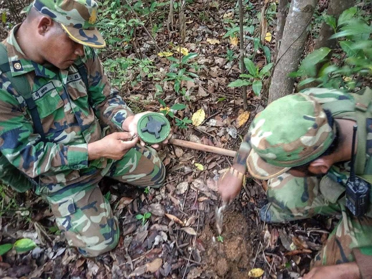 Un_unnika's tweet photo. 🚨 Breaking: Cambodian troops exposed using PMN-2 landmines at Phu Makua - a serious breach of international law.
⚓ Thai Navy has taken immediate action to protect soldiers and civilians.
⚖️ This is a crime against humanity.

#TruthFromThailand
#CambodiaWarCriminal https://t.co/iGrArI5R9K