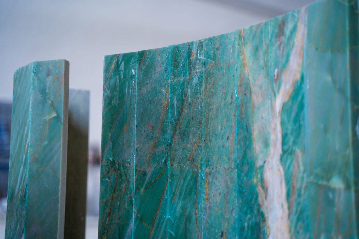Elegancia que nace de la naturaleza 🌿

En #NaturalQualityStone trabajamos con materiales excepcionales como este Botanic Green, una piedra natural que cautiva con sus intensos tonos verdes selváticos, vetas doradas y personalidad vibrante.

#BotanicGreen #PiedraNatural