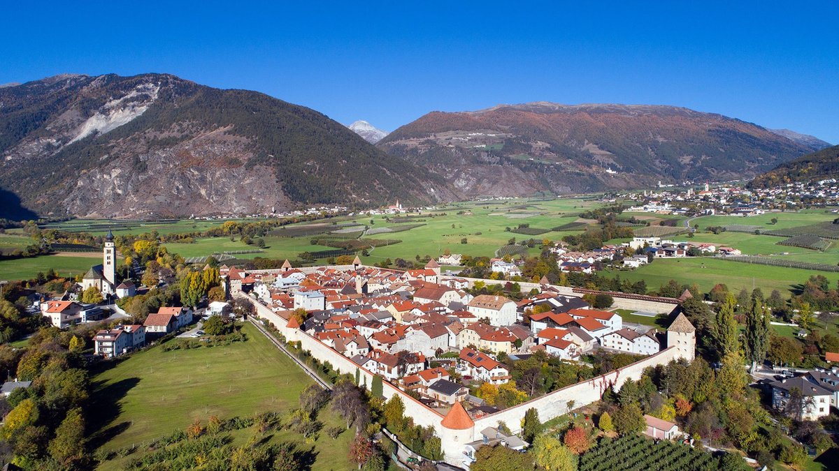 🏰 Bild des Tages (20. Aug): Glurns – Südtirols kleinste Stadt mit vollständig erhaltener Stadtmauer &amp; mittelalterlichem Flair. 📍 Unweit von Schluderns, wo wir morgen aufbauen!
#Glurns #MittelalterBildDesTages #Südtirol #Vinschgau #Mittelalterstadt #Reenactment #MittelalterCom