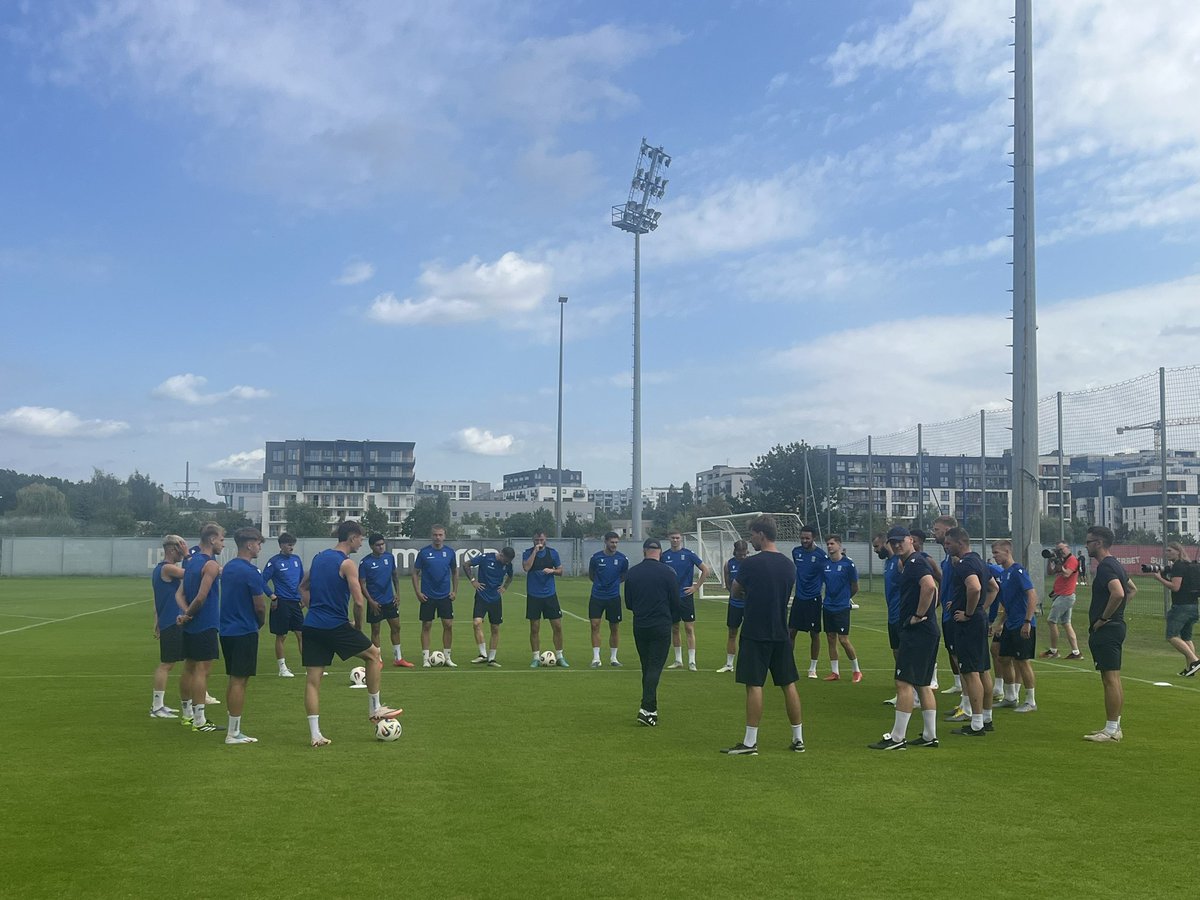 Ci, którzy w Lechu „żyją”, są na treningu. Alex Douglas wydaje się, że do gry – i to w obliczu problemów kadrowych cieszy.