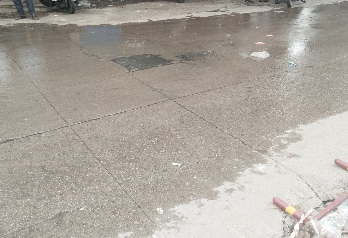 STahseenuddin's tweet photo. Drainage Overflow since days at prime location at Lakdikapul...
GHMC do the needful.
@gadwalvijayainc 
@CommissionrGHMC
@GHMCOnline https://t.co/k7sZsg9LCJ