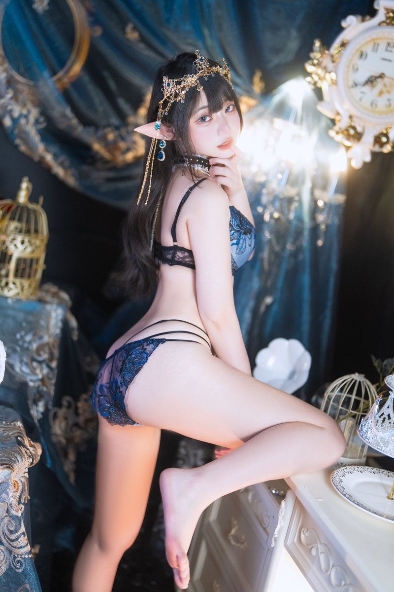 yuan_yuan1126's tweet image. 這套造型搭了超多國家的配件
內衣是當初在日本買就想說一定要搭配精靈耳！
頭飾和項鍊也是出國的時候在不同國家買的
藍色系的精靈很神秘也充滿貴氣
是和平常的願願不一樣的感覺
希望你們會喜歡我精心設計的造型✨

解鎖這組精靈寫真就能得到治癒魔法🪄
詳情請洽Line：@665yyjhn
記得帶著精靈幣來換唷～