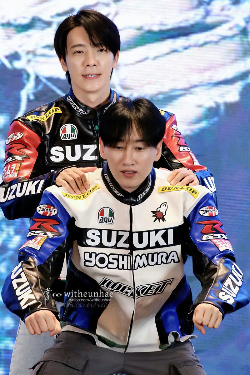 เห็นจีซองกับเจโน่ใส่แล้วคุ้นมาก เหมือนเคยเห็นที่ไหนมาก่อน สรุปไซน์พี่แฝด 5555555555555 ค่ดเดจาวู นี่แหละ เขาเกิดมาเป็นพ่อลูก(ทิพย์)กันจริง ๆ 555555555555