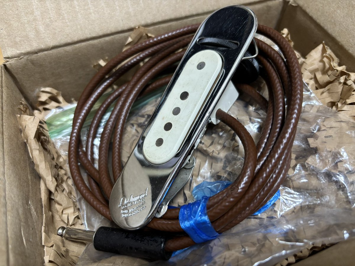 DeArmondのアコギ用のピックアップがマサチューセッツ州から届く。詳しい年式はわからないけど1960年代のものだと聞く。
あさっての三宅さんと高橋くんとの440で鳴らしまーす。お楽しみに！

miyake-shinji.com/event/%E4%B8%8…