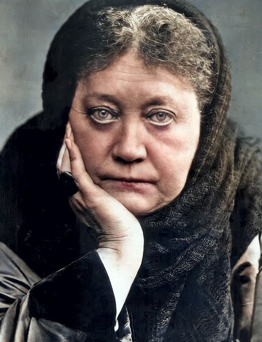 ElViajeDeJowy's tweet image. Helena Blavatsky no creía en las fronteras entre dimensiones.

En el siglo XIX, una mujer dijo que podía viajar entre planos.

Luego reveló un método prohibido para cruzar sin morir.

Cambió para siempre cómo entendemos la realidad.

Aquí está la historia completa: 🧵