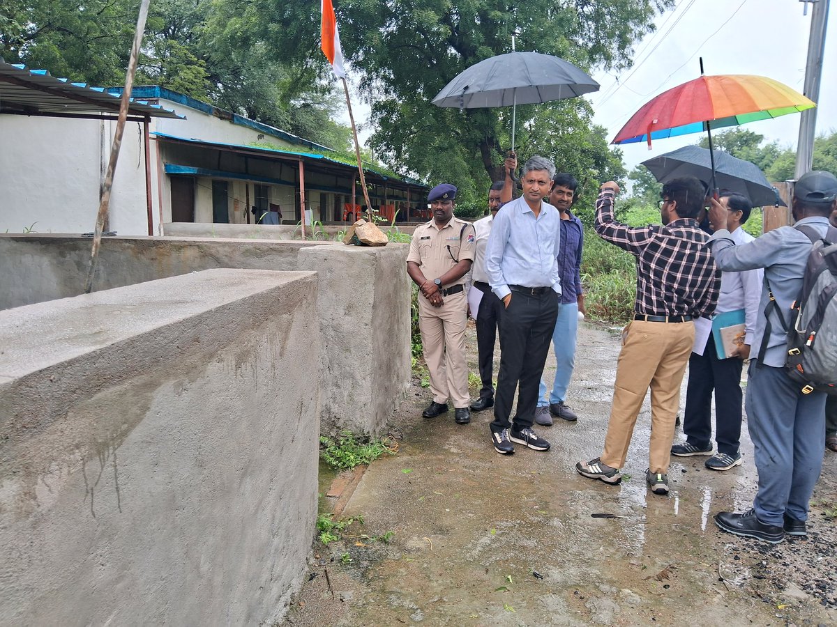 drmsecunderabad's tweet photo. Dr .R. Gopalakrishnan,  DRM /SC inspected  Railway quarters #improvement of works to be carried were  discussed  #frequent power cut and maintanance of quarters   @Sulehalli station https://t.co/CzdLJm9HLs