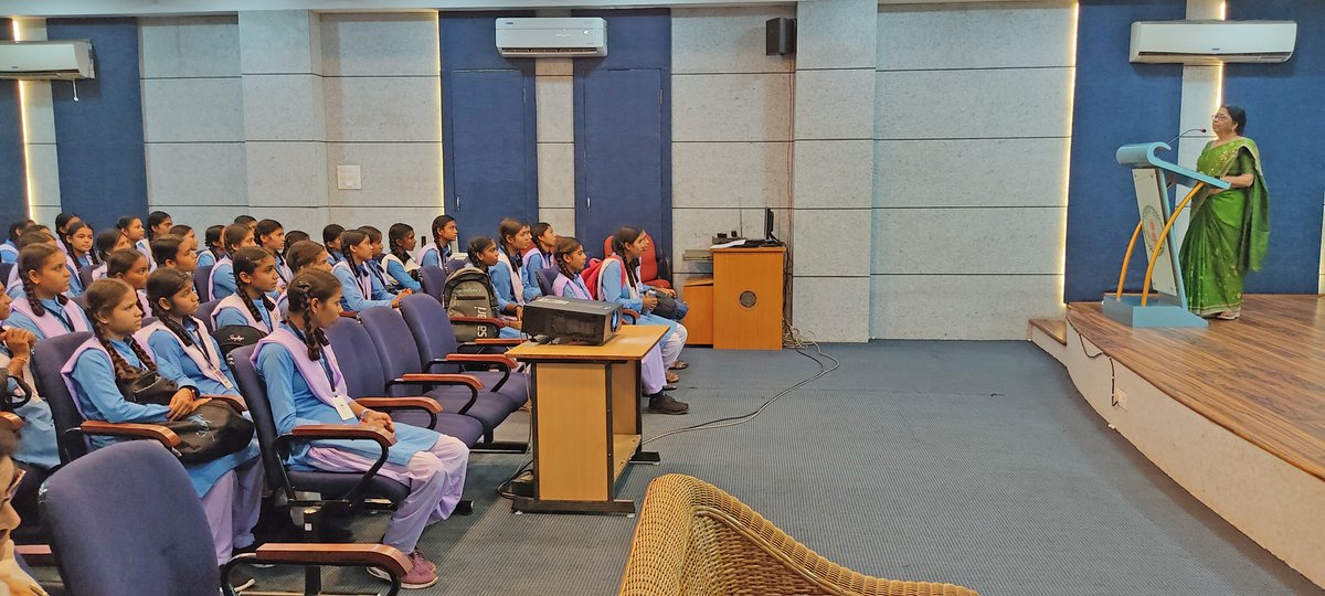 rscraipur's tweet image. 🔬 Popular Science Lecture Series: “What is Science?” 
A fun and interactive session where students discovered how science isn’t just facts, but a way of questioning, exploring, and understanding the world!
.
.
#PopularScience #WhatIsScience #ScienceForStudents #FutureInnovators