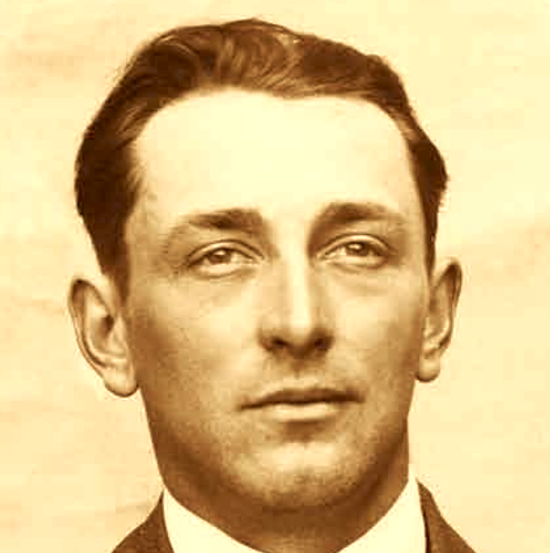 20 Août 1944. Dans Paris insurgé, un policier en civil se hâte d'aller soutenir un poste assiégé. Résistant de la 1re heure, il avait prévenu ses voisins juifs de la rafle du Vel d'Hiv et cache toujours leur fille. Capturé, Marie-Charles Démoulin est torturé et fusillé. 40 ans.