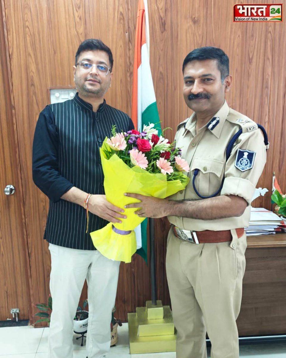 Bharat24Liv's tweet image. भारत 24 के CBO, Manoj Jagyasi ने Bhopal Police Commisioner, Harinarayan Chari Mishra से की शिष्टाचार मुलाकात...

Watch : t.ly/8GO21

#MadhyaPradesh #Bhopal #ManojJagyasi #HarinarayanChariMishra #Bharat24Digital 

@hariips @bhopalcomm @CP_Bhopal @MPPoliceDeptt…