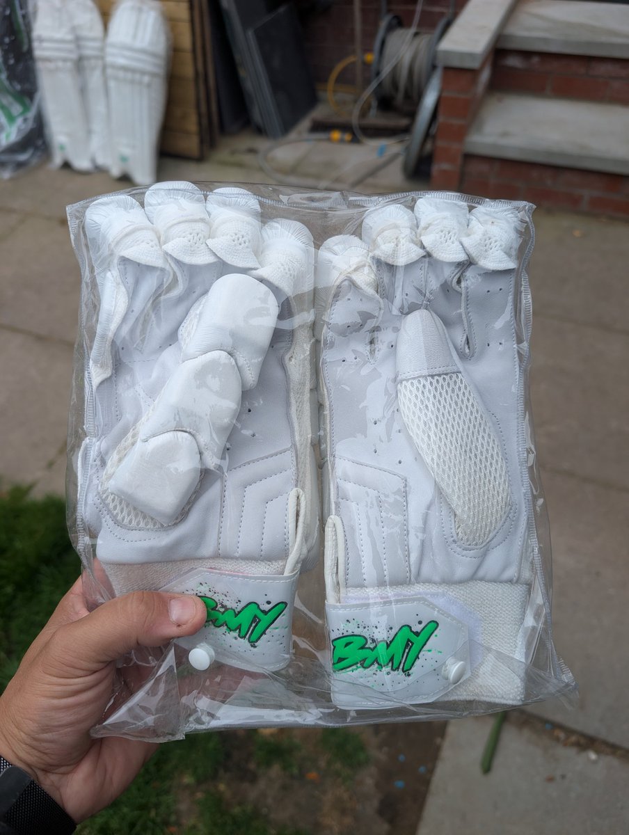 TheBMYBatRoome's tweet photo. CLEARANCE - 

Men's LH batting gloves, last two pairs

£15 each https://t.co/Tx0NBhvg8g
