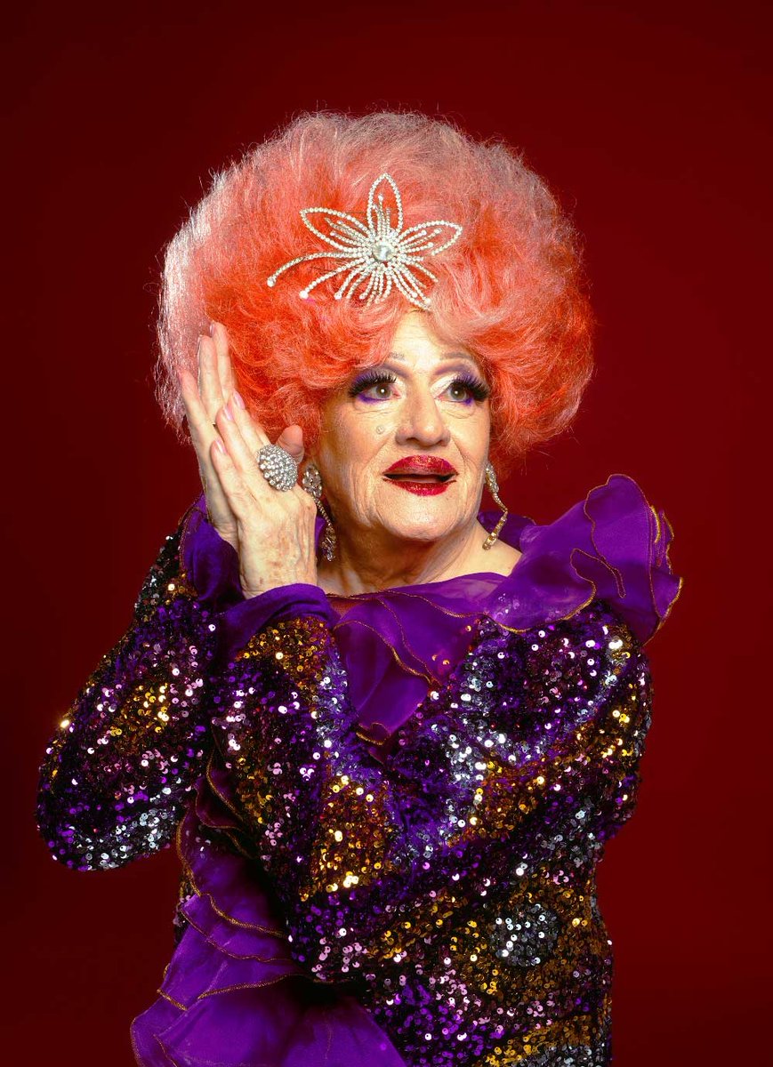 Gilda Love cumple hoy 104 años. La travesti más longeva de nuestro país, el espíritu irreverente del Raval, la artista de la vieja escuela que hizo del tacón y la pluma sus armas de lucha contra la represión.