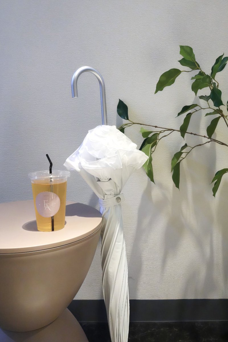 日本初の真っ白な日傘、本当にかわいい🤍
シロノサクラ。のもので紫外線対策も完璧！
・UVカット100%、UPF50+
・完全遮光100%
・遮熱率89.3%
アンバサダーになってから毎日使ってます ✧
かわいさも諦めたくない美白ガチ勢におすすめ