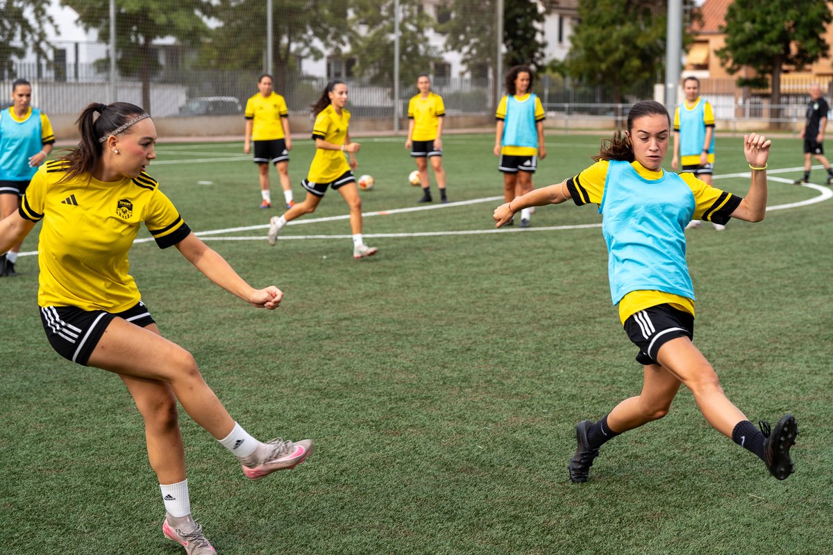 El camino hacia una nueva temporada está lleno de 𝒊𝒍𝒖𝒔𝒊𝒐́𝒏, 𝒆𝒔𝒇𝒖𝒆𝒓𝒛𝒐 y 𝒎𝒖𝒄𝒉𝒂𝒔 𝒈𝒂𝒏𝒂𝒔.

Cada entrenamiento nos acerca un poquito más a todo lo que queremos lograr 💪

¡Vamos, chicas! 💚🖤