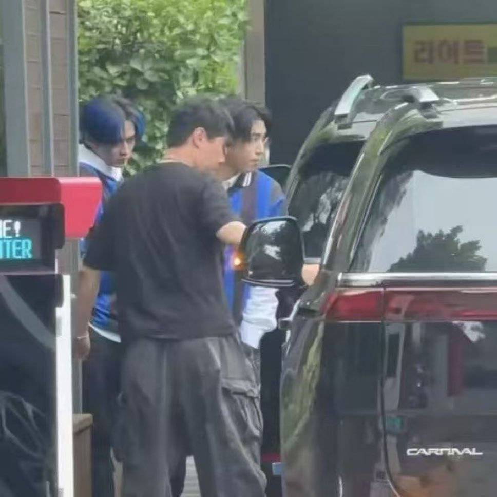 spearhyunnie's tweet image. LEEKNOW'S HAIR IS BLUE OMG