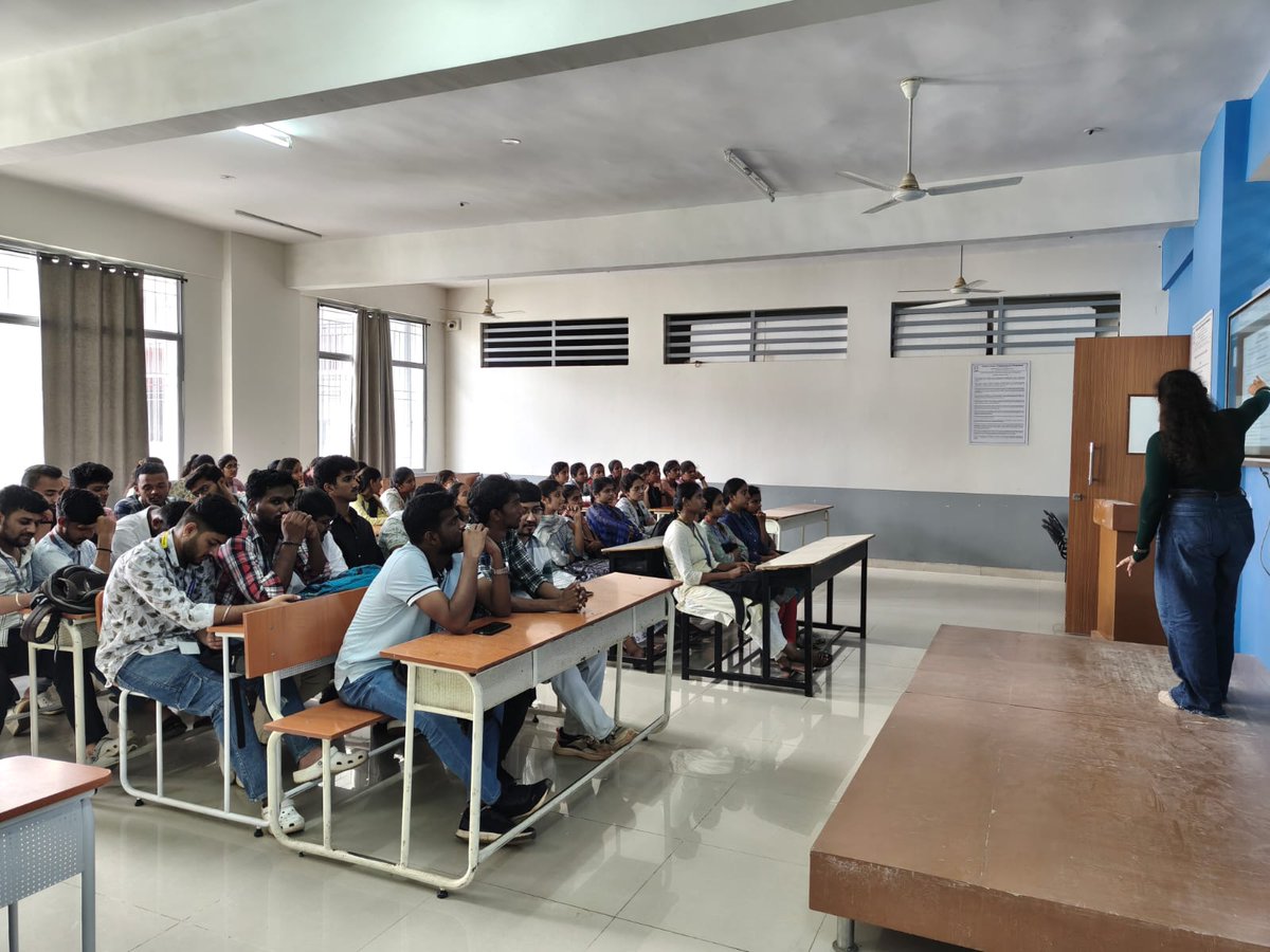 gcem_cse's tweet image. Building a strong LinkedIn & resume = your gateway to internships, jobs & networking! 🚀
Big thanks to Aravind & Chanditha (final yr CSE) for guiding juniors in our GCEM CSE TECH CLUB workshop. 💡🙌
#CareerReady #LinkedIn #ResumeBuilding #FutureEngineers