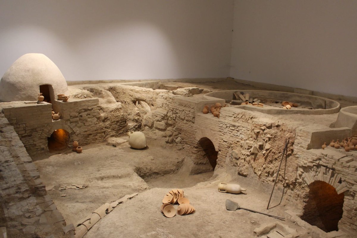💠La cercanía a un punto permanente de agua, como el arroyo #Lucena, fue uno de los factores que favoreció la producción de piezas cerámicas en el #AlfarRomanodelosTejares✨
¿Quieres descubrir más este yacimiento romano?🏛️ ¡Reserva ya tu visita! 
ciudadesmedias.org/experiencia/vi…
