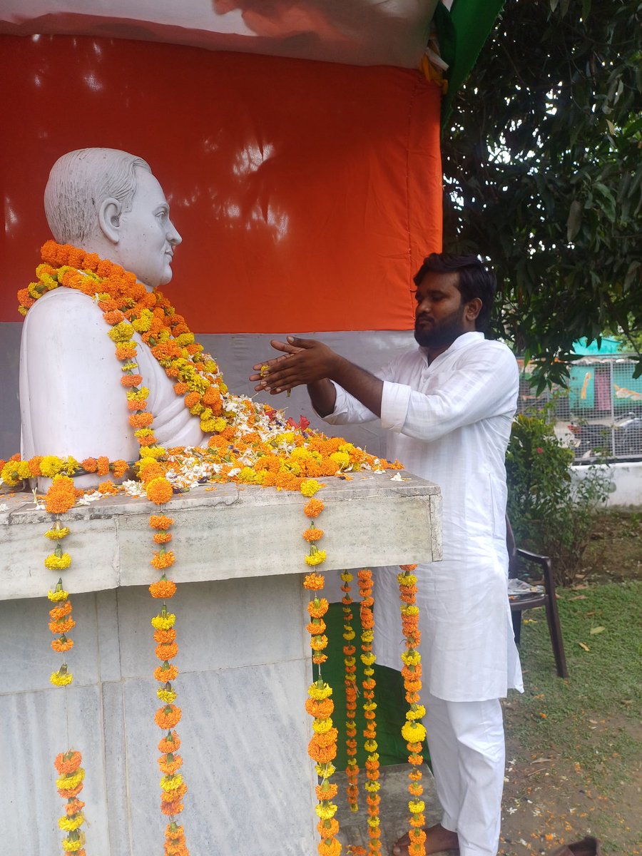 आधुनिक भारत के प्रणेता ‘भारत रत्न’ पूर्व प्रधानमंत्री राजीव गांधी जी की जयंती पर सदाकत आश्रम में पुष्प अर्पित कर नमन किया।

आज सद्भावना दिवस पर हम राजीव गांधी जी के सपनों को याद करते हुए, उनके संकल्प को दोहराते हैं। 🇮🇳
#आधुनिकभारतनिर्माता
#राजीवगांधी #राजीव_गांधी_अमर_रहें