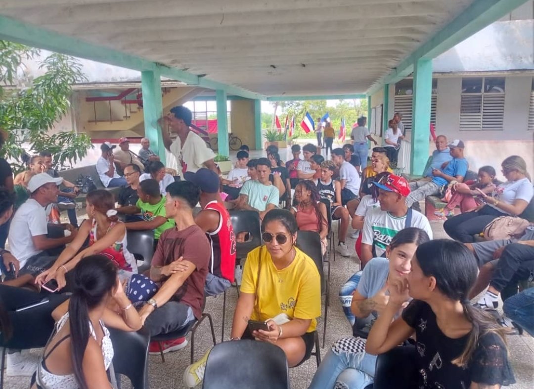 Inicio del campamento productivo del Verano #Mayarí jóvenes de todo #Holguín aportando a la siembra de la campaña agrícola #HonorHolguinero