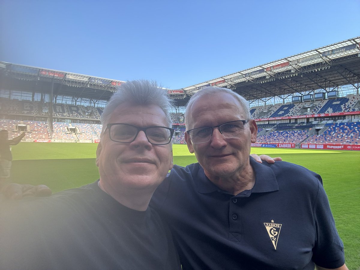 Dzień rozpoczyna się dla mnie na stadionie Górnika. Z Andrzejem Orzeszkiem, trzykrotnym mistrzem Polski w barwach tego klubu, dobrze wspominanym również w Szombierkach🔥 - Zawsze młodzi! - mówi do mnie z uśmiechem🙂