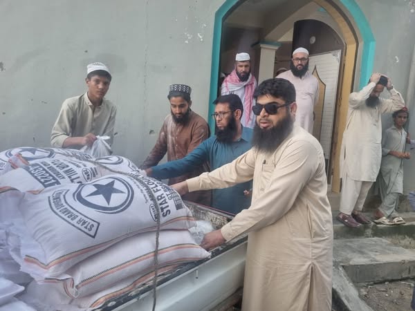 الحمداللہ!
مرکزی جمعیت اہلحدیث پاکستان کے زیر اہتمام الفلاح فاونڈیشن کی جانب سے خیبر پختونخوا میں سیلاب سے متاثرہ علاقوں میں کھانےاور راشن کی تقسیم کا عمل جاری۔

#Admin-post