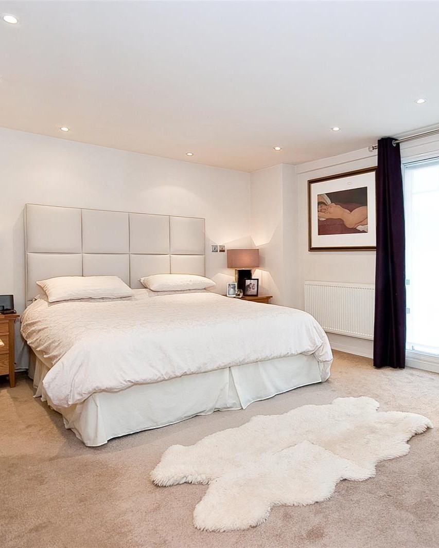 Sales Property of the Week: A beautifully presented 2nd floor purpose built apartment near Oxford Street.

The accommodation comprises of a large reception with open plan kitchen, 3 double bedrooms, 3 bath/shower rooms and balcony. Take a look! 👀

bit.ly/4d59iot