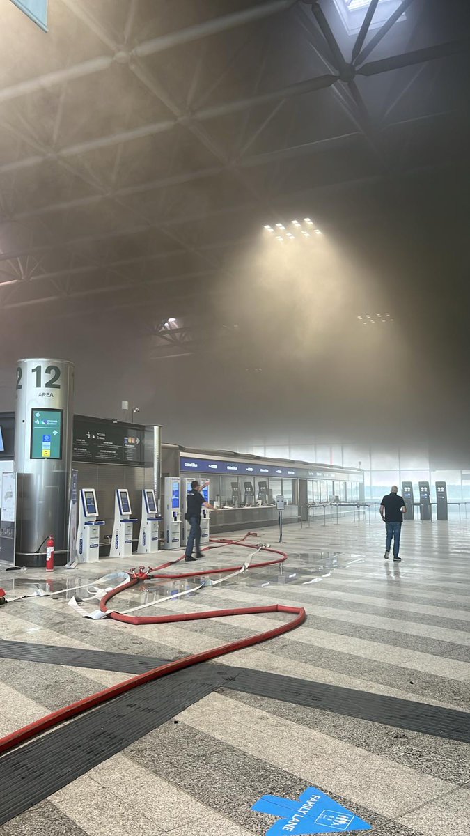 Un matto ha dato fuoco alla zona check in isola 4 di #Malpensa T1. Metà zona check in è chiusa in attesa che si possa ripristinare l'operatività in sicurezza.

Nel parliamo QUI SUL FORUM 
mxpairport.it/forum/viewtopi…

#emergenza #milano #incendio #aeroporto