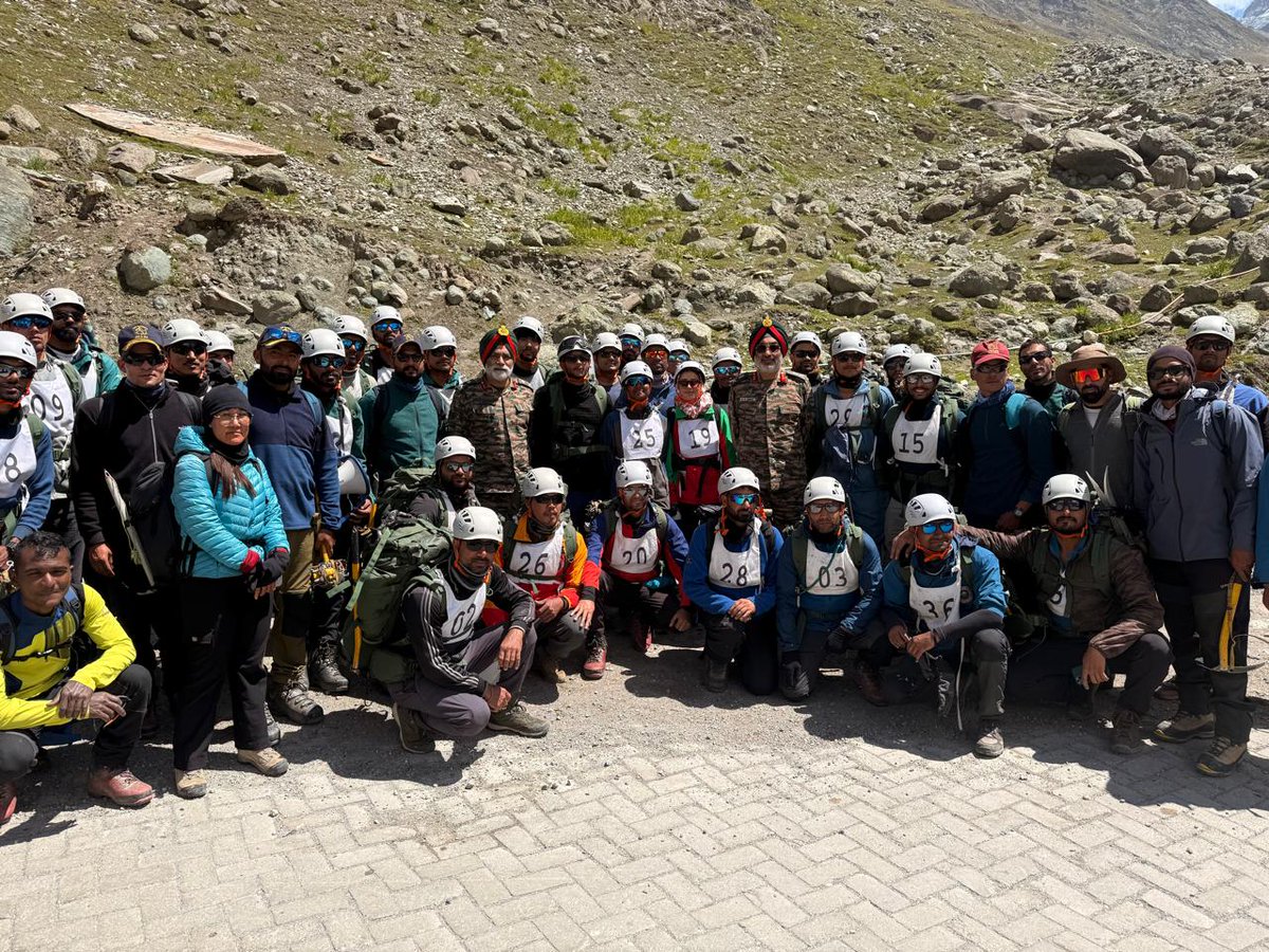 NCCDteJKL's tweet photo. At 15,800ft,spirit soared higher than the Himalayas! Lt Gen Gurbirpal Singh,PVSM,AVSM,VSM,DG NCC,along with Maj Gen Anupinder Bevli,VSM,ADG JK&amp;L,inspired cadets of 1,3 &amp; 5 Bn NCC at Machoi Camp,Zojila during their Basic Mountaineering Course at JIM&amp;WS. NCC flag flies ever high. https://t.co/sShpsIDVAd