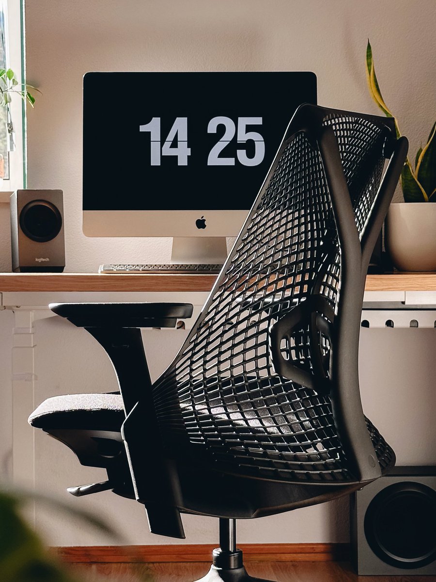 Thank you all for sharing your workspaces.
I picked my favorites: <a href="/semihdotcom/">Semih</a> <a href="/joao_r_marques/">João Marques</a> <a href="/sidharthxdesign/">Sidharth</a>
You‘ll get a DM with your Bauhaus Clock license.