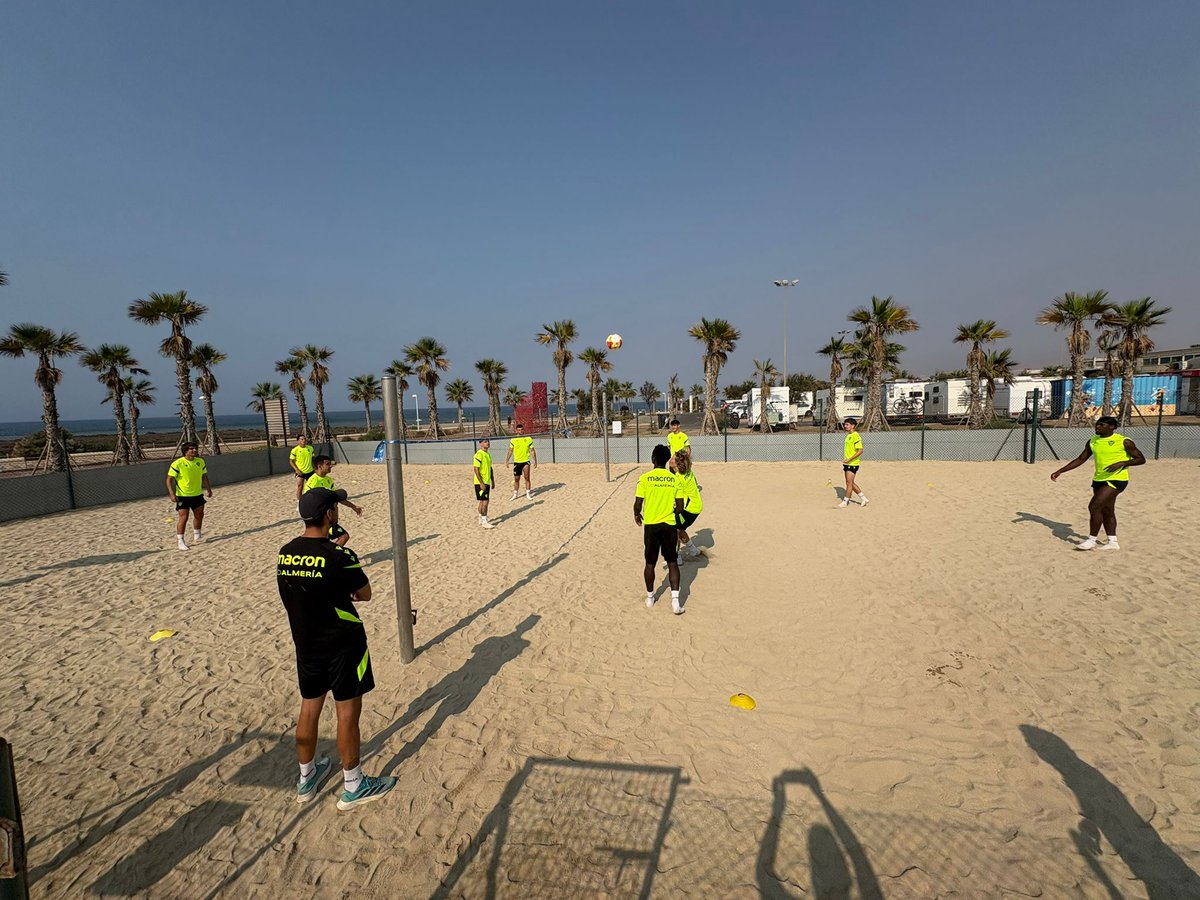 🏖 El #UDAB ha llevado a cabo una sesión de entrenamiento diferente en distintos puntos de la playa de El Zapillo.

¡Ventajas de vivir en Almería! 😍