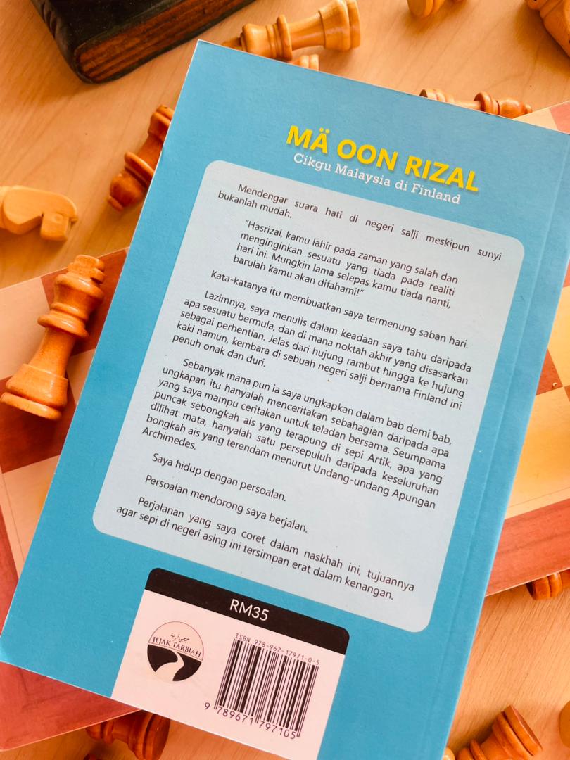 Cikgu Malaysia di Finland bukan sekadar catatan kembara di negeri salji, tetapi luahan hati seorang pendidik yang mencari makna di sebalik sunyi, sepi dan persoalan. Sebuah refleksi kehidupan yang menyentuh dan mendalam.