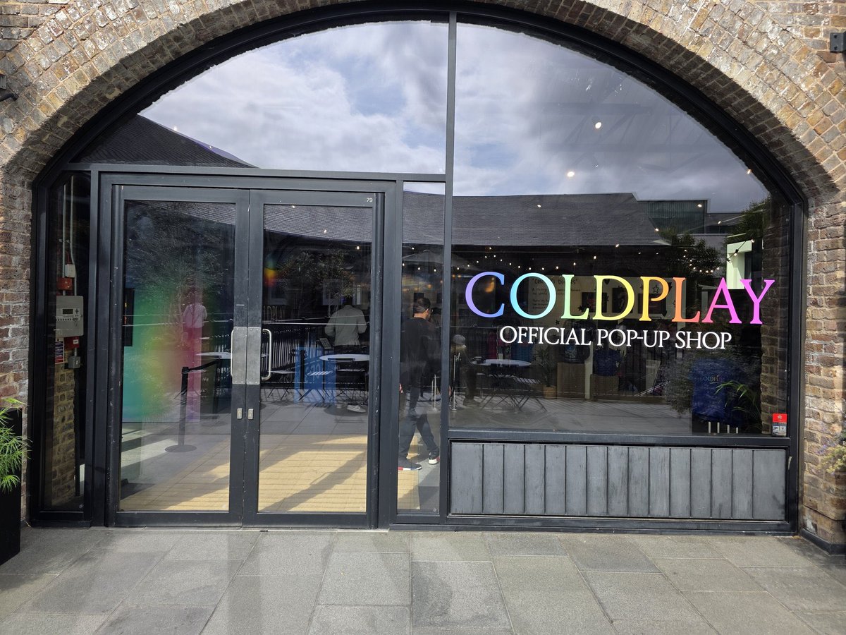 coldplayxtra's tweet image. A first look at Coldplay’s official pop-up shop in Central London that opens later today 🇬🇧

🛍️ #ColdplayWembley • @neilenore