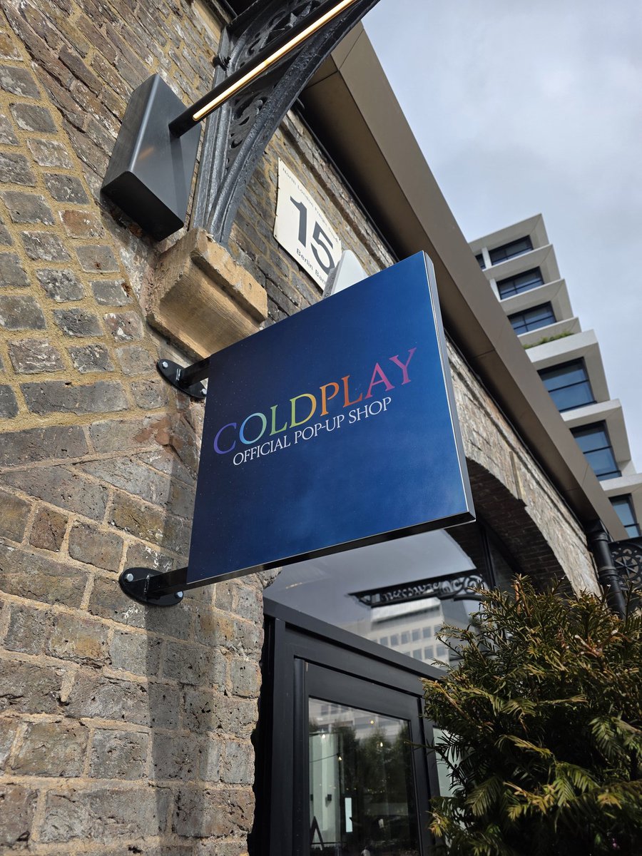 coldplayxtra's tweet image. A first look at Coldplay’s official pop-up shop in Central London that opens later today 🇬🇧

🛍️ #ColdplayWembley • @neilenore