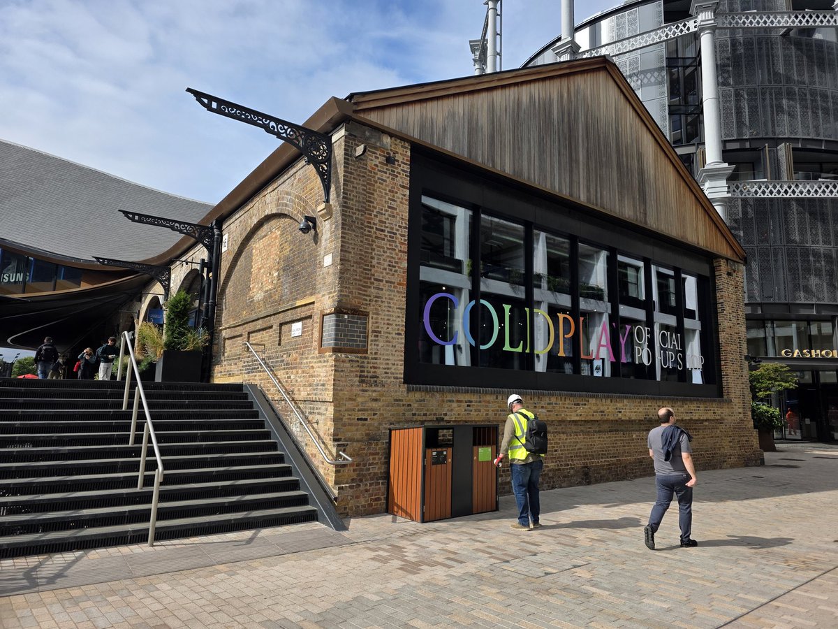 coldplayxtra's tweet image. A first look at Coldplay’s official pop-up shop in Central London that opens later today 🇬🇧

🛍️ #ColdplayWembley • @neilenore