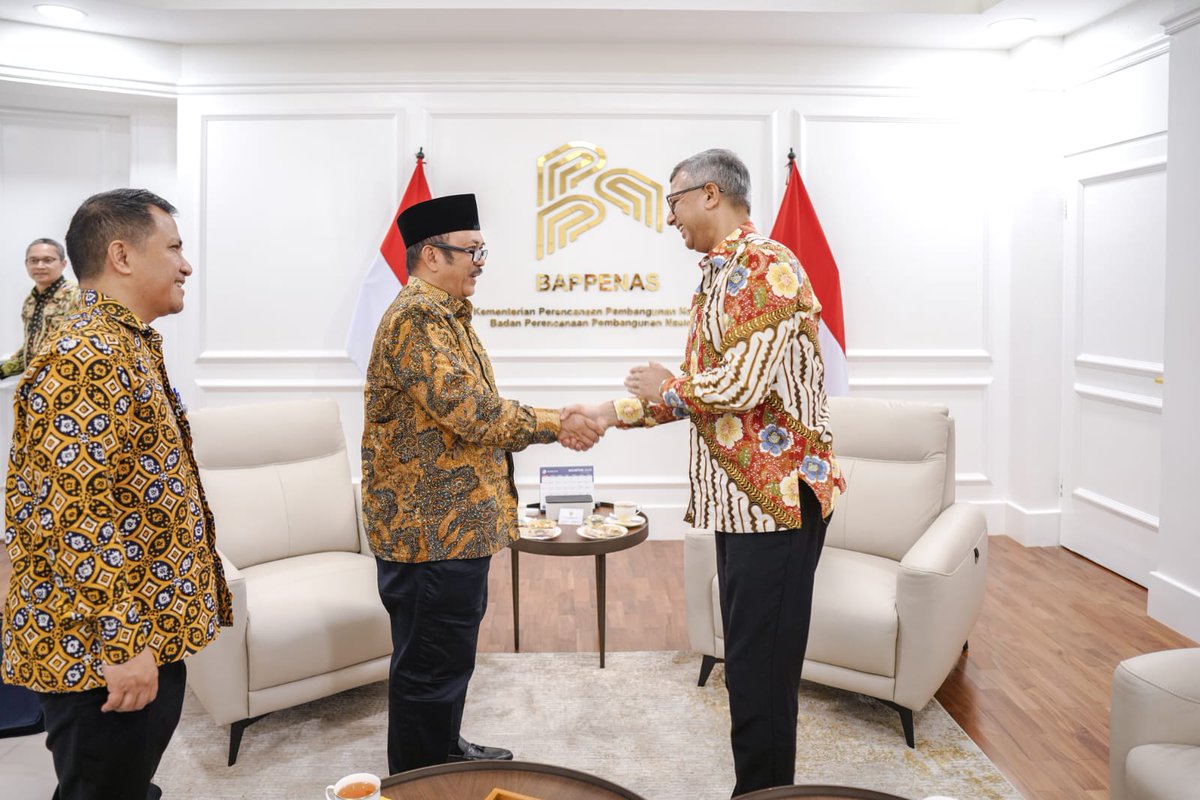 FAO Rep 🇮🇩 <a href="/AryalRaj1/">Rajendra Aryal</a> had the honor to pay a courtesy call on H. E. Prof. Rachmat Pambudy, Minister of <a href="/BappenasRI/">Kementerian PPN/Bappenas</a> 🫱🏻‍🫲🏼

Commitment strengthened to advance Indonesia's agrifood systems transformation toward the #4Betters✅

(Photo credit: Bappenas)