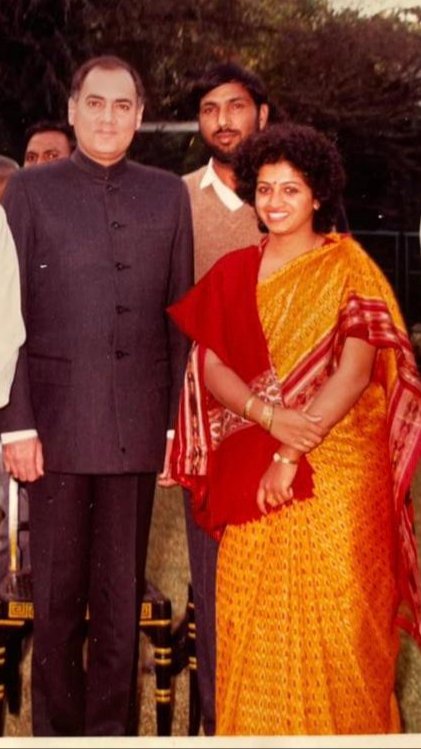 भारत में कंप्यूटर क्रांति के जनक, युवाओं और महिलाओं की राजनीतिक भागीदारी के झंडाबरदार, एक नए भारत के रचनाकार, देश की एकता व अखंडता के प्रबल पैरोकार, भारत रत्न पूर्व प्रधानमंत्री स्वर्गीय राजीव गांधी जी की जयंती पर उन्हें विनम्र श्रद्धांजलि।
#RajeevGandhi
#राजीव_गांधी