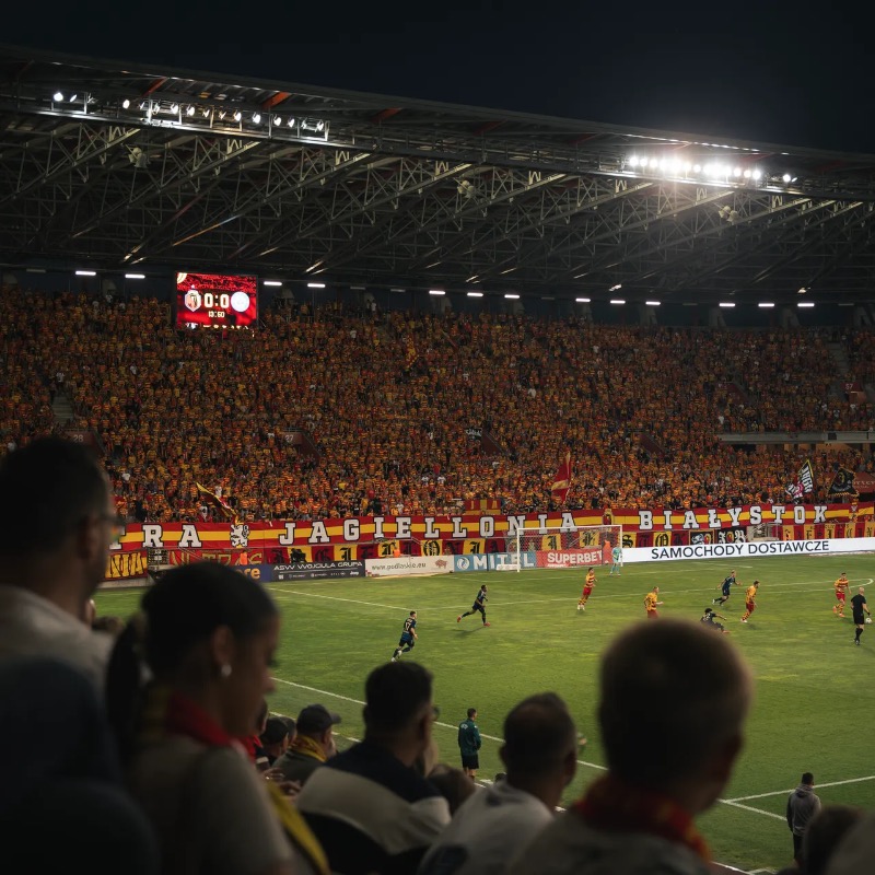 Wypełniony po brzegi stadion Jagiellonii podczas jednego z ostatnich meczów