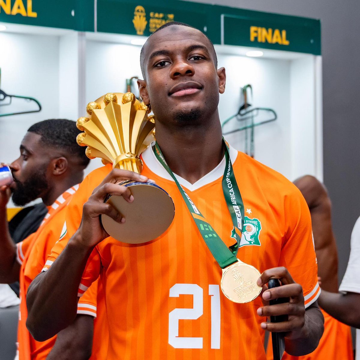 consultant225's tweet photo. Ensemble souhaitons un Joyeux Anniversaire 🎂 à Evan N'dicka, champion d'Afrique 🏆🇨🇮
Né le 20 août 1999, il célèbre ses 26 ans aujourd'hui 🎉🥳
#evanndicka #ASRoma #Roma #cotedivoire https://t.co/jXeKhz4QVX