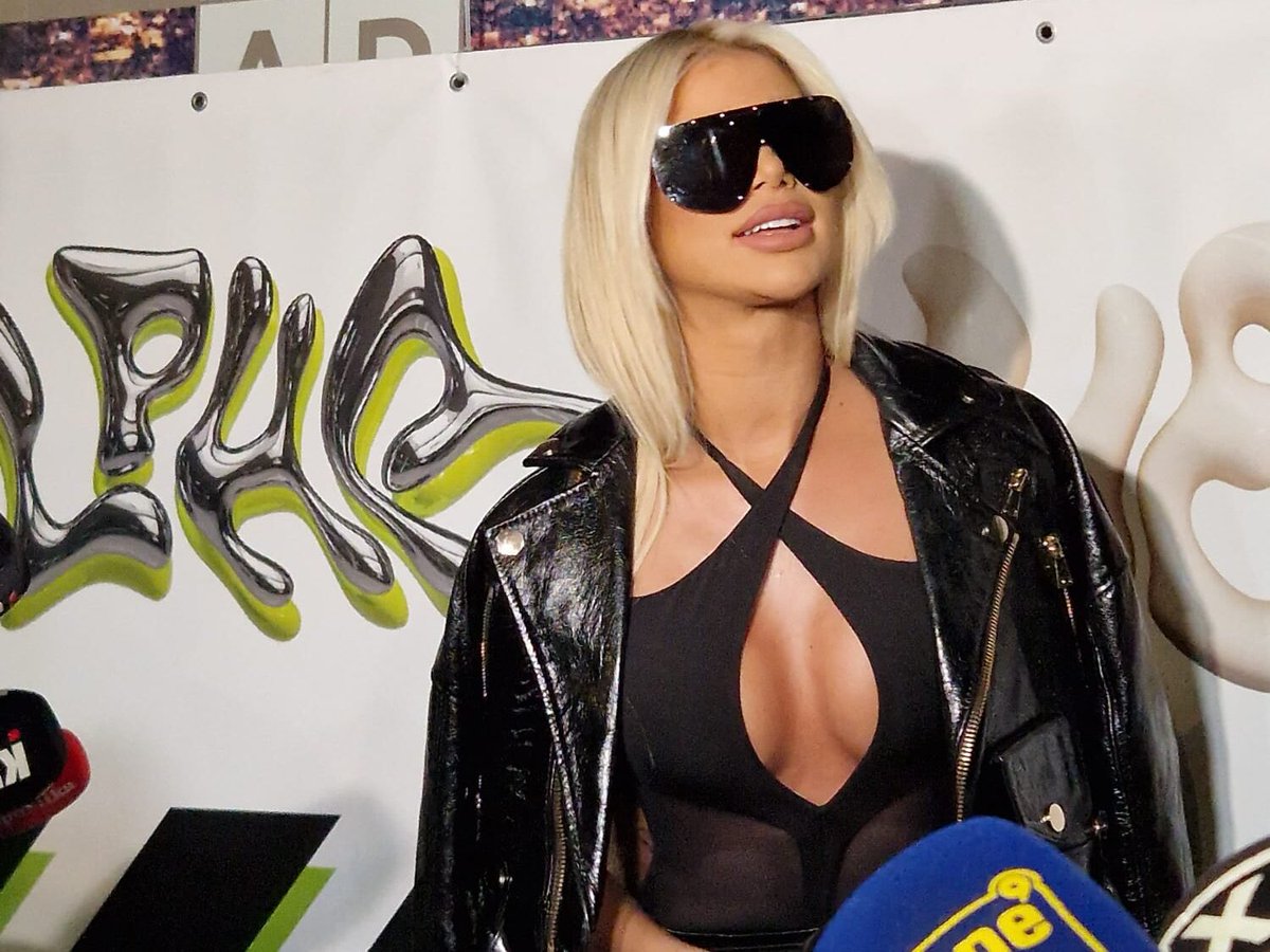 lala536636's tweet photo. Na danasnji dan pre 2 godine izasao je album OMEGA koji je Ivana Boom Nikolic svim srcem podrzala. Danas u 14h ona izbacuje svoju pesmu BUDVA u kojoj daje podrsku JK:”Ko BENGU me vozi, ko maJKu me cuvaj!”
@karlinbich da li ces podrzati Ivanu danas?
#caosvima #karleusa #ivanaboom https://t.co/SDARBgfypV