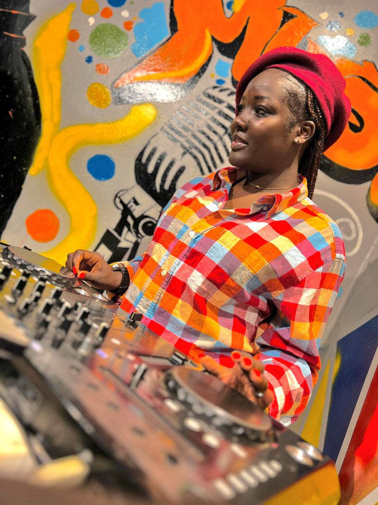 hosttelevision's tweet image. Today In the Am to Pm we have Livie Dj In the mix

#AmToPm
#Hosttv