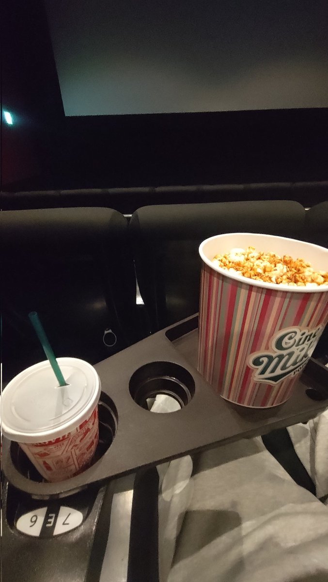 ぼっちで鬼滅観にきた
全然お腹空いてないのにポップコーンSサイズあるの知らなくておっきいのになっちゃった
これだから情弱ぼっちは...😮‍💨