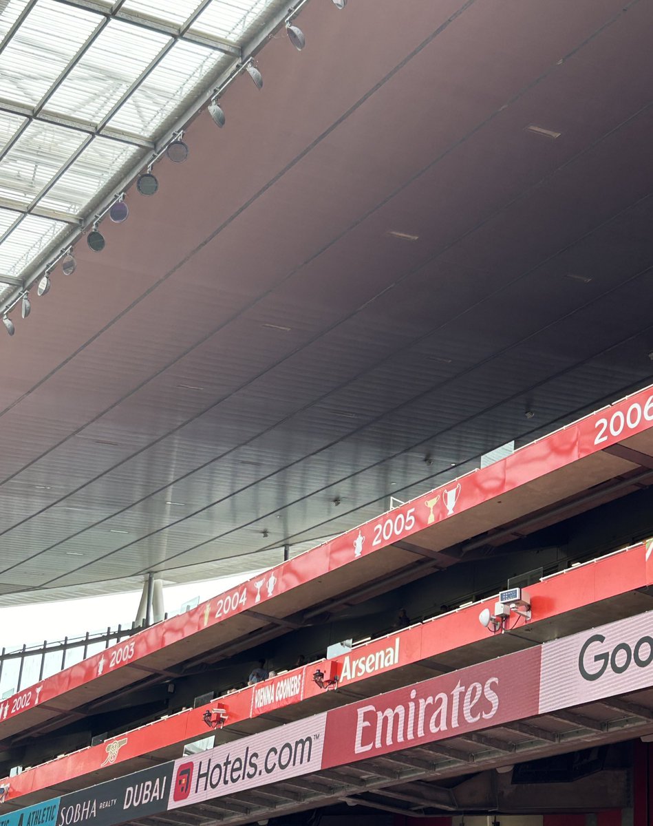 Arsenal have updated the trophy list banner at the Emirates Stadium, now including honours won by the Arsenal Women. 👏🏆

📸 <a href="/jeorgebird/">Jeorge Bird</a>
