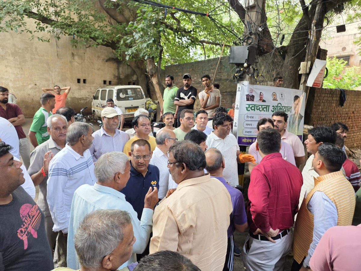 gajainderYDVBJP's tweet photo. माननीय प्रधानमंत्री श्री @narendramodi जी एवं आदरणीया मुख्यमंत्री श्रीमती @gupta_rekha जी की प्रेरणा से मेहरौली वार्ड 6 की बस्ती में, जहां प्राचीन कुएँ का सौंदर्यकरण एवं जीर्णोद्धार कार्य प्रगति पर है, वहीं स्वच्छता अभियान का भी आयोजन किया गया।

यह अभियान बस्ती से लेकर भूलभुलैया चौक तक संचालित हुआ, जिसमें MCD साउथ ज़ोन के DC श्री दिकुश मीणा जी तथा भाजपा कार्यकर्ताओं ने श्रमदान कर क्षेत्र को स्वच्छ एवं ���ुंदर बनाने में सराहनीय योगदान दिया।

#BJP #भारतीयजनतापार्टी
#Mehrauli #महरौली #जयमहरौली
#GajainderYadav #गजेंद्र_यादव

@BJP4India @BJP4Delhi  @AmitShah @JPNadda @Virend_Sachdeva @RamvirBidhuri @PavanRanaRSS @PandaJay @aarti_singhbjp